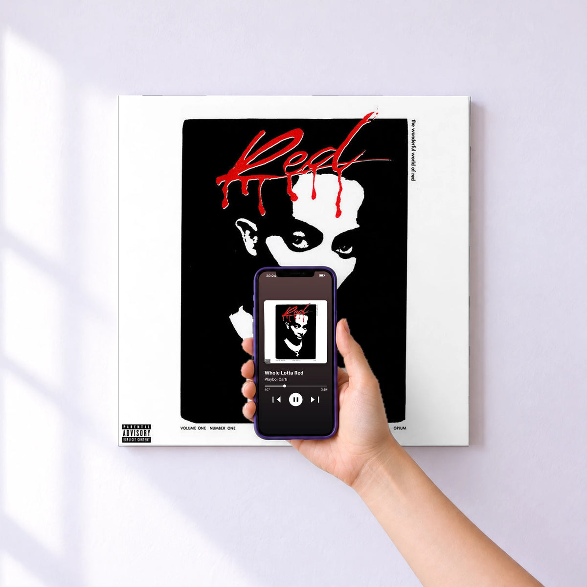 Affiche connectée Whole Lotta Red de Playboi Carti au mur : l'album se lance en approchant le téléphone