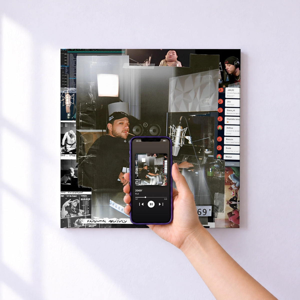 Affiche connectée 2069' de PLK au mur : l'album se lance en approchant le téléphone