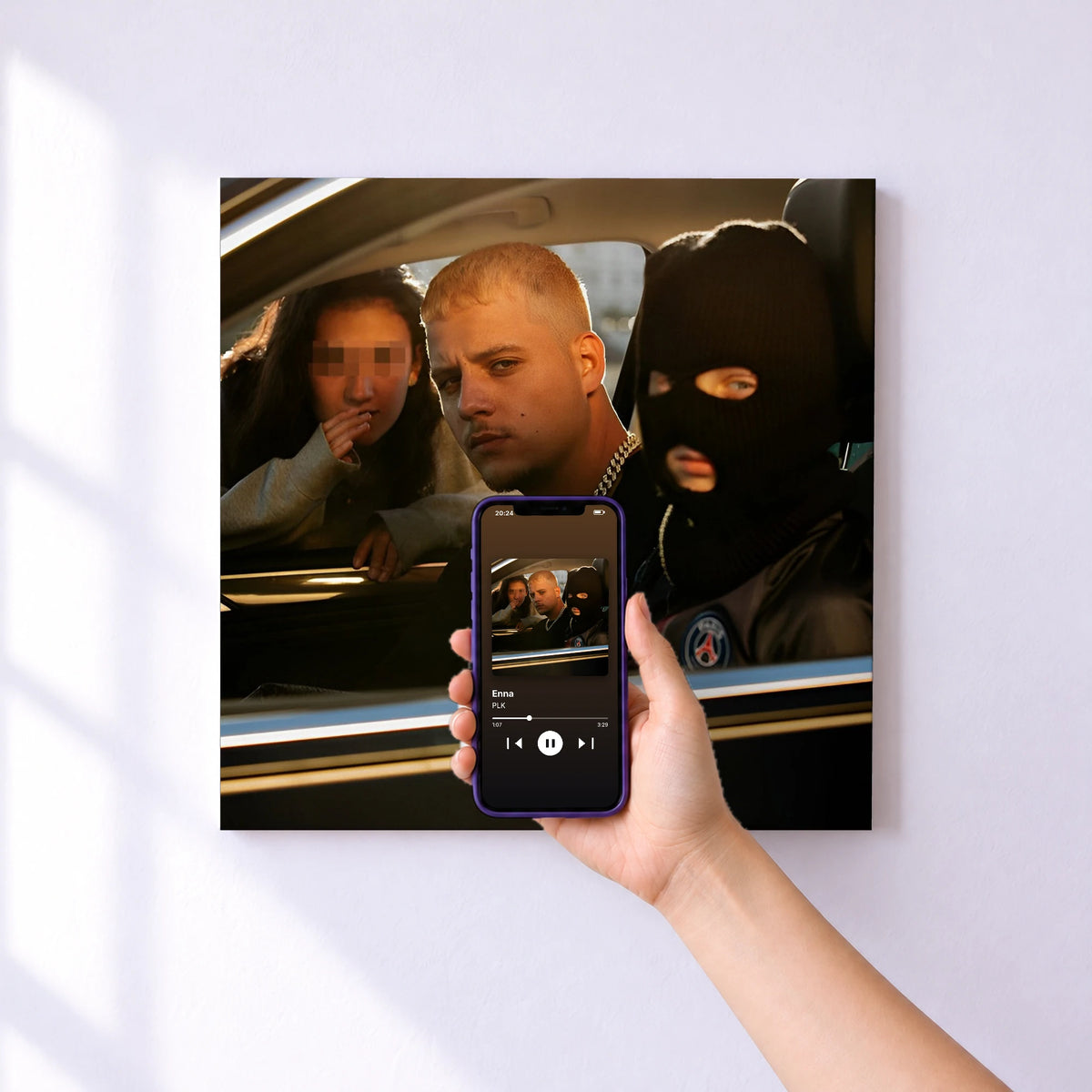 Affiche connectée Enna de PLK au mur : l'album se lance en approchant le téléphone