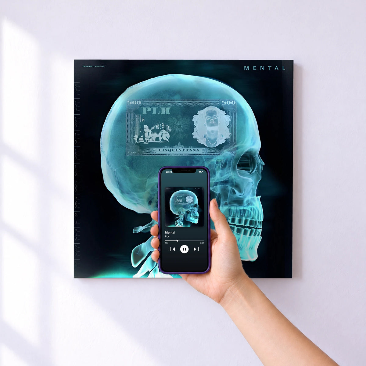 Affiche connectée Mental de PLK au mur : l'album se lance en approchant le téléphone