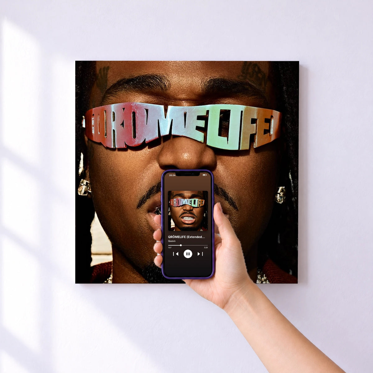 Affiche connectée QRÖMELIFE (Extended Version) de Quavo au mur : l'album se lance en approchant le téléphone