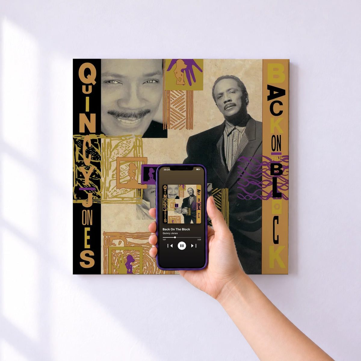 Affiche connectée Back On The Block de Quincy Jones au mur : l'album se lance en approchant le téléphone