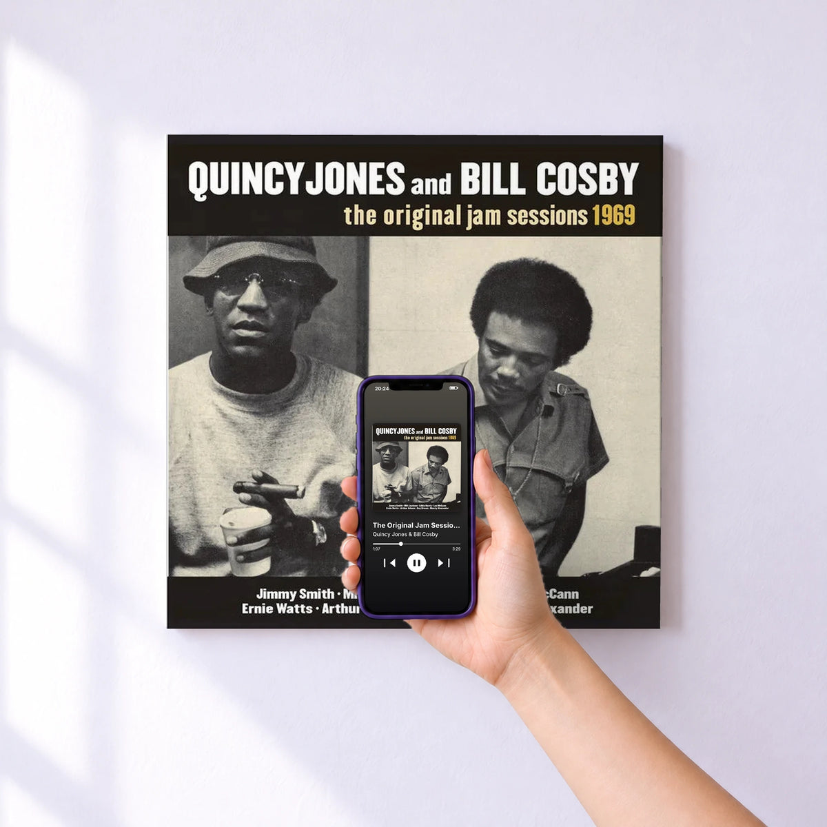 Affiche connectée The Original Jam Sessions 1969 de Quincy Jones & Bill Cosby au mur : l'album se lance en approchant le téléphone