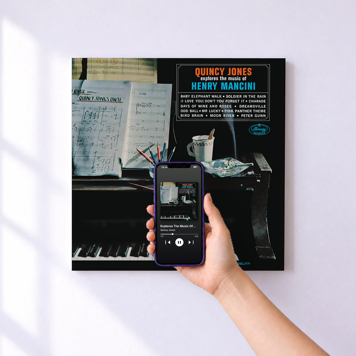 Affiche connectée Explores The Music Of Henry Mancini de Quincy Jones au mur : l'album se lance en approchant le téléphone