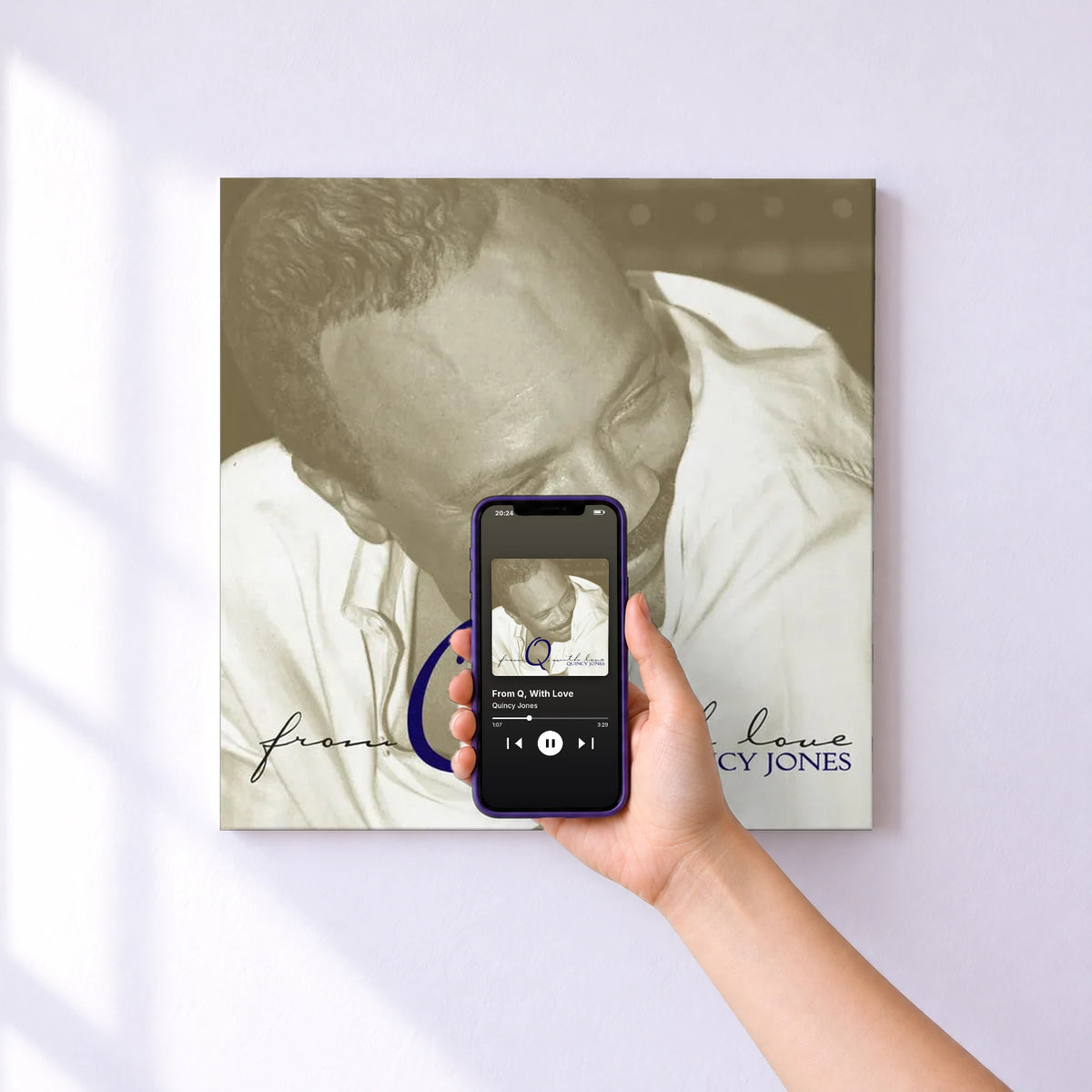 Affiche connectée From Q, With Love de Quincy Jones au mur : l'album se lance en approchant le téléphone