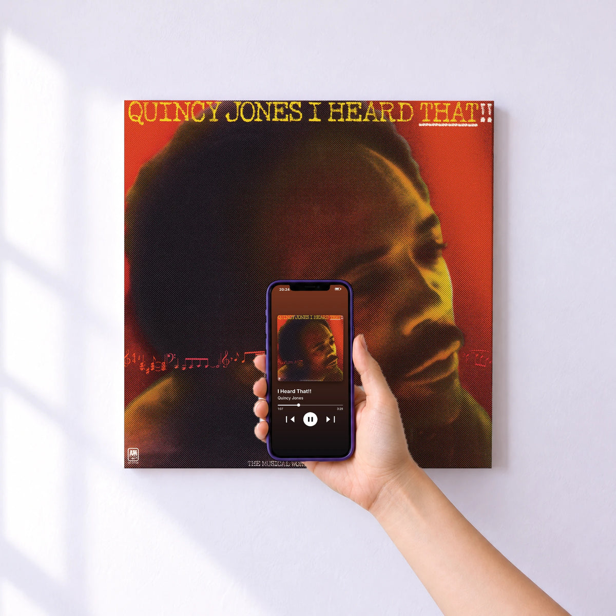 Affiche connectée I Heard That!! de Quincy Jones au mur : l'album se lance en approchant le téléphone