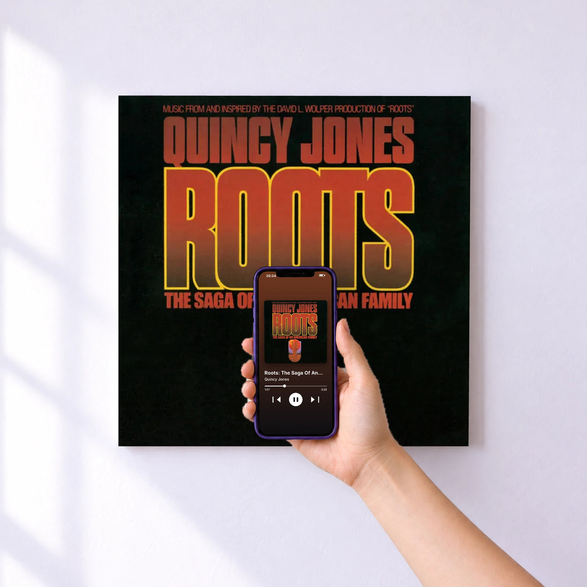 Affiche connectée Roots: The Saga Of An American Family de Quincy Jones au mur : l'album se lance en approchant le téléphone