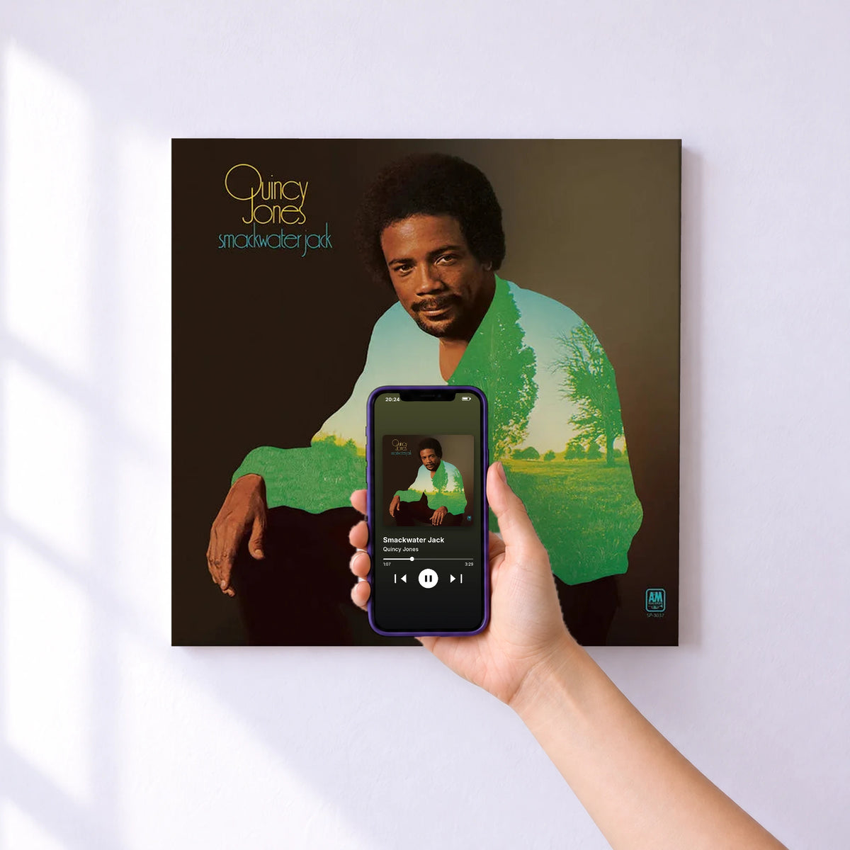 Affiche connectée Smackwater Jack de Quincy Jones au mur : l'album se lance en approchant le téléphone