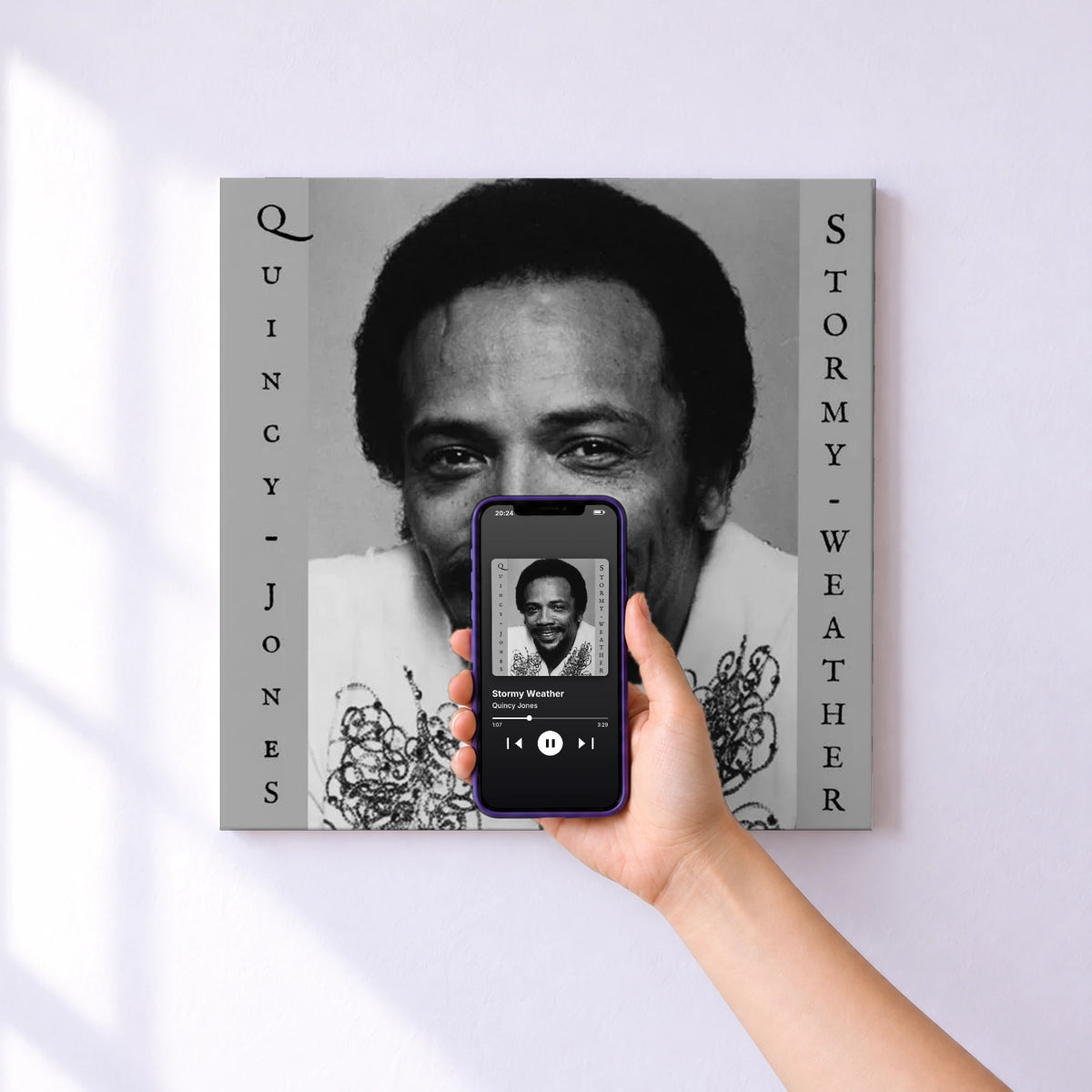 Affiche connectée Stormy Weather de Quincy Jones au mur : l'album se lance en approchant le téléphone