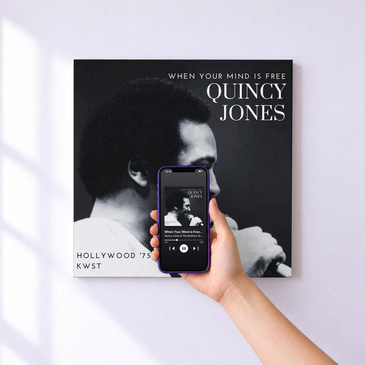 Affiche connectée When Your Mind Is Free (Live Hollywood '75) de Quincy Jones & The Brothers Johnson au mur : l'album se lance en approchant le téléphone