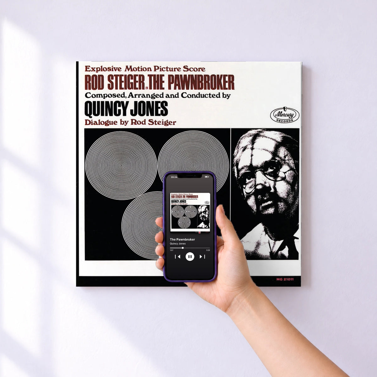 Affiche connectée The Pawnbroker de Quincy Jones au mur : l'album se lance en approchant le téléphone
