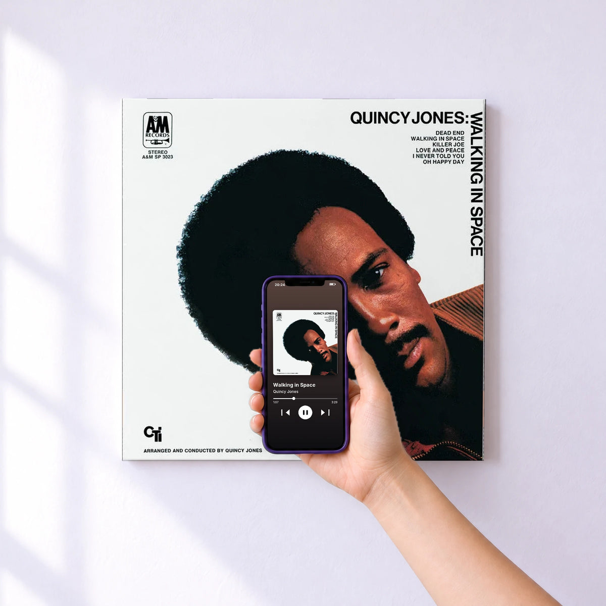 Affiche connectée Walking in Space de Quincy Jones au mur : l'album se lance en approchant le téléphone