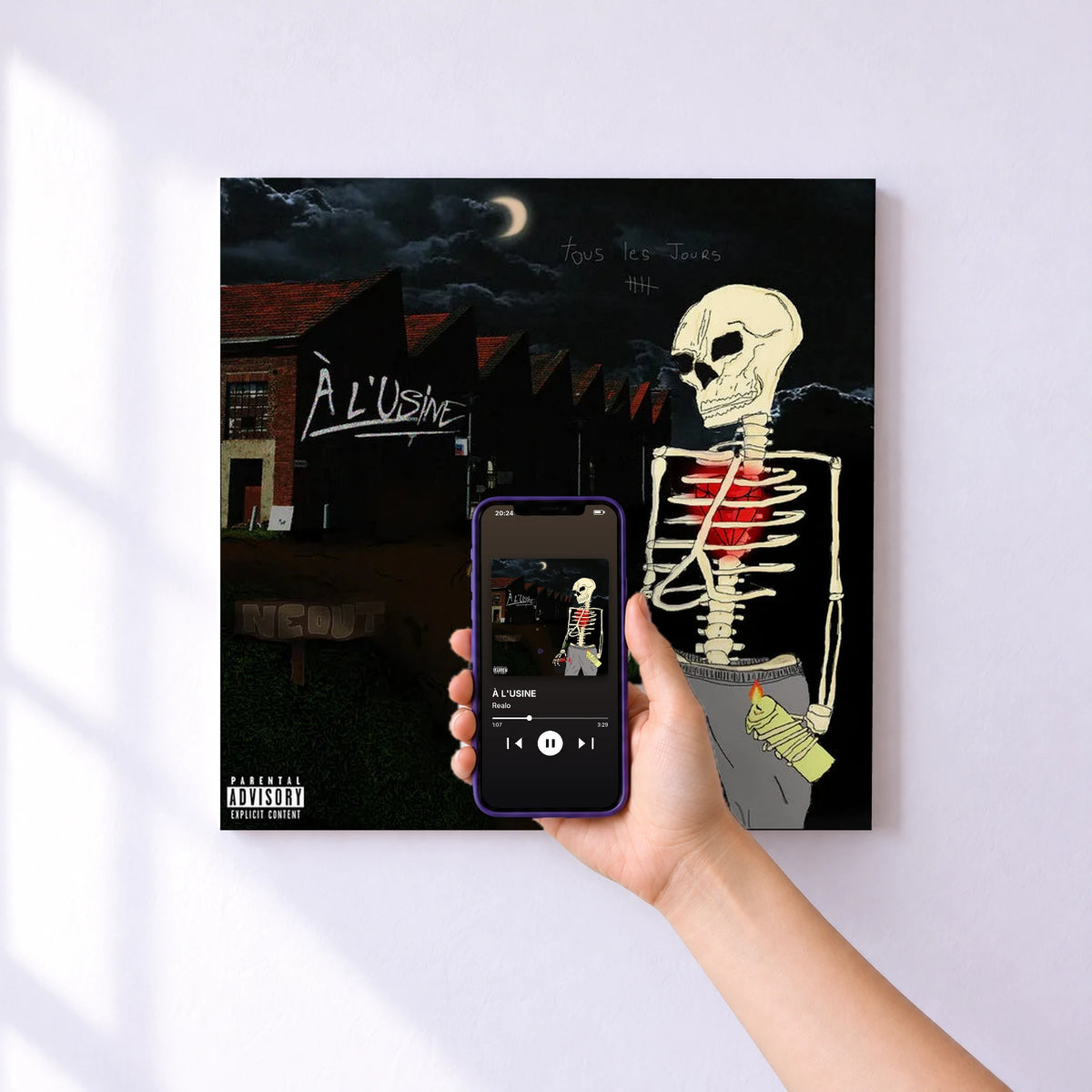 Affiche connectée À L'USINE de Realo au mur : l'album se lance en approchant le téléphone