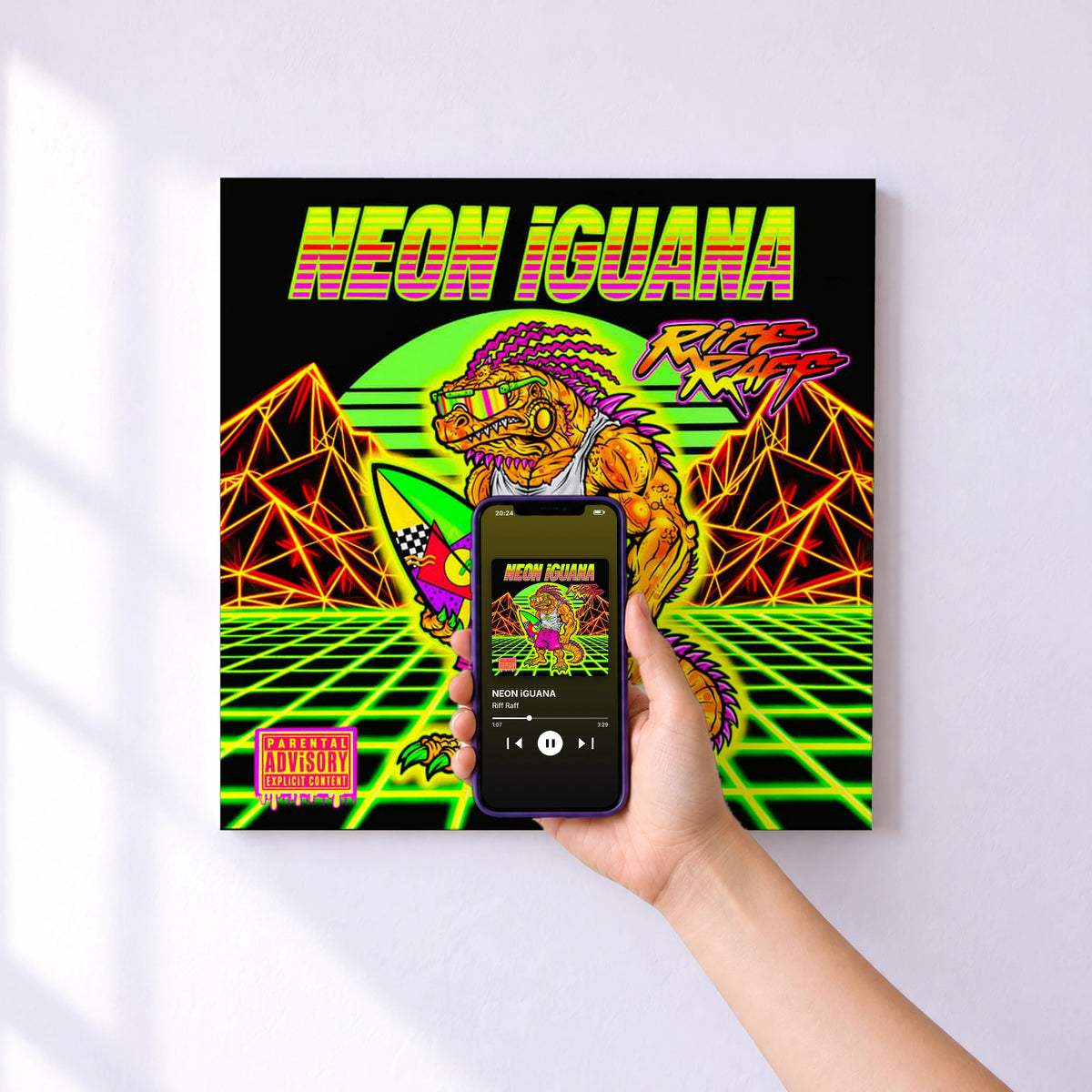 Affiche connectée NEON iGUANA de Riff Raff au mur : l'album se lance en approchant le téléphone