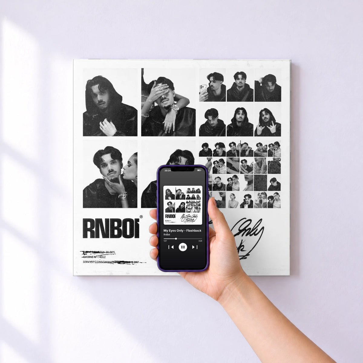 Affiche connectée My Eyes Only - Flashback de RnBoi au mur : l'album se lance en approchant le téléphone