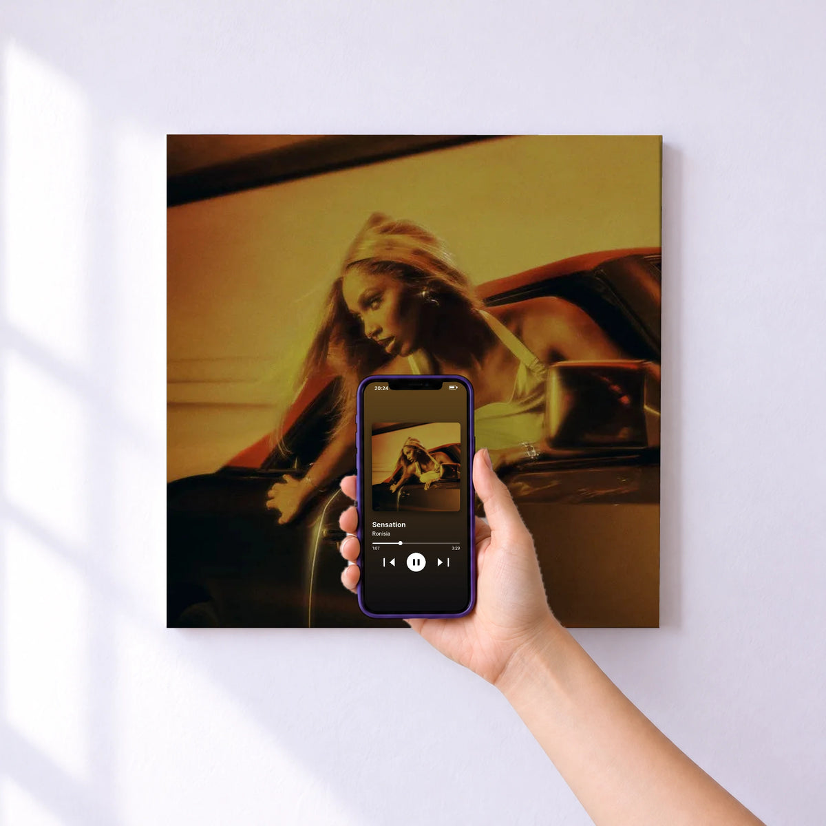 Affiche connectée Sensation de Ronisia au mur : l'album se lance en approchant le téléphone