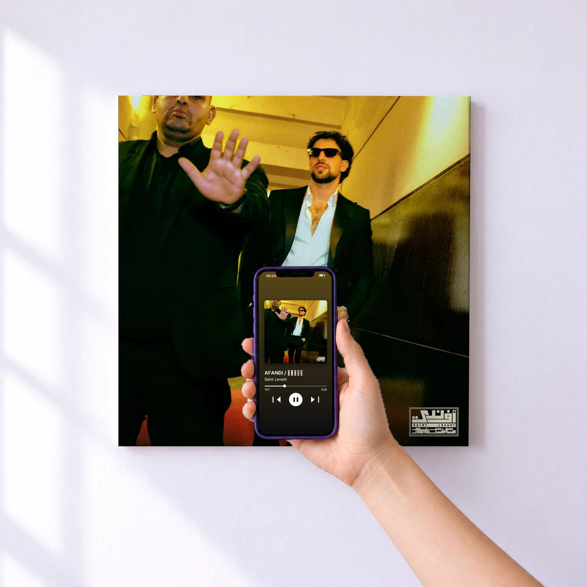 Affiche connectée AFANDI / افندي de Saint Levant au mur : l'album se lance en approchant le téléphone