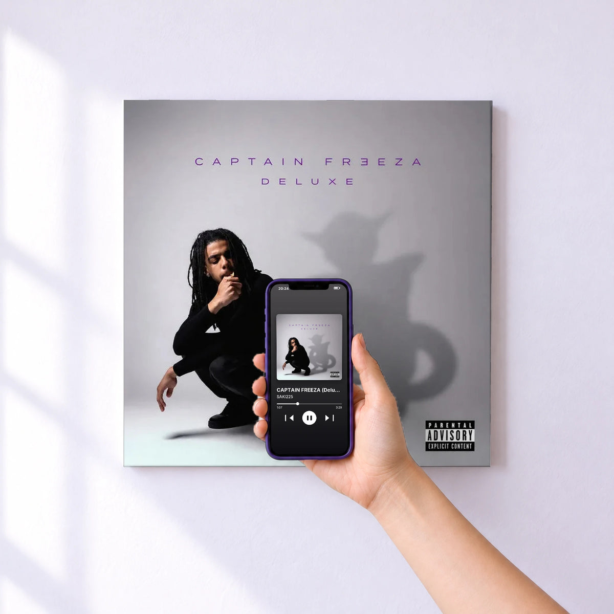 Affiche connectée CAPTAIN FREEZA (Deluxe) de SAKI225 au mur : l'album se lance en approchant le téléphone