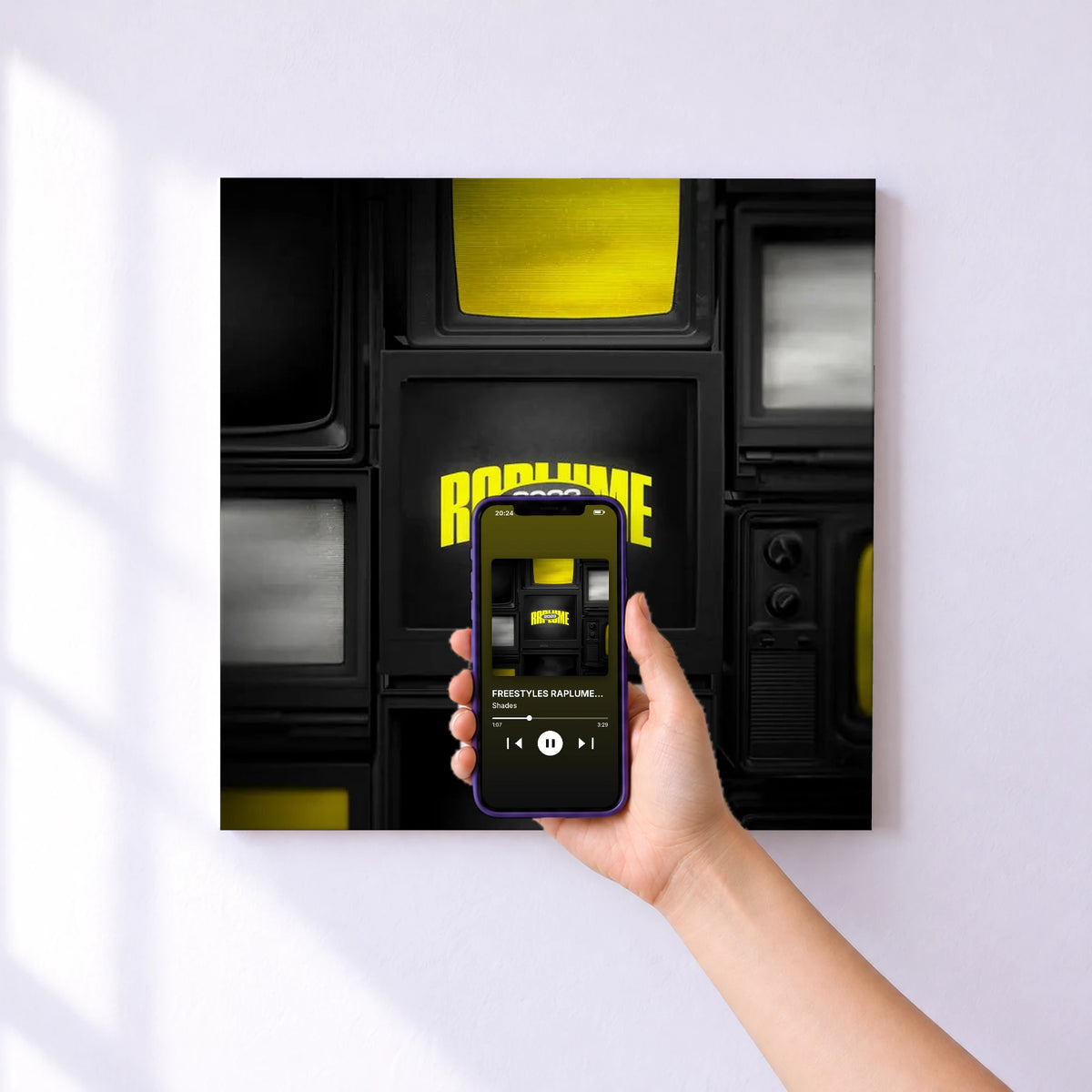 Affiche connectée FREESTYLES RAPLUME 2023 de Shades au mur : l'album se lance en approchant le téléphone