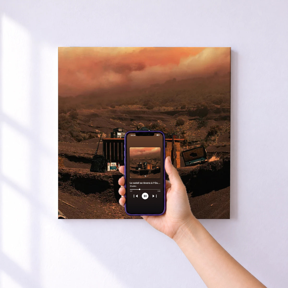 Affiche connectée Le soleil se lèvera à l'Ouest de Shades au mur : l'album se lance en approchant le téléphone