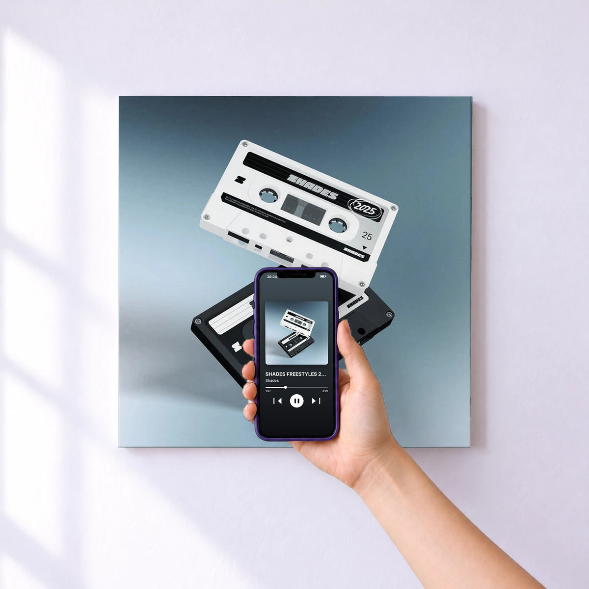 Affiche connectée SHADES FREESTYLES 2025 de Shades au mur : l'album se lance en approchant le téléphone