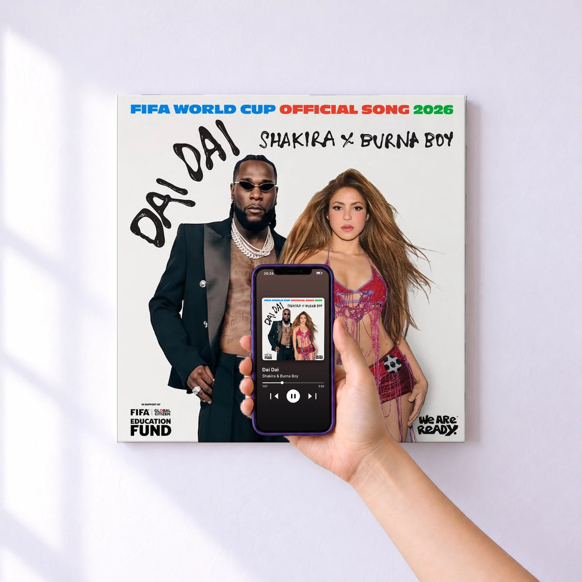 Affiche connectée Dai Dai de Shakira & Burna Boy au mur : l'album se lance en approchant le téléphone