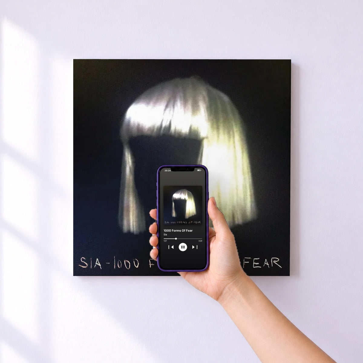 Affiche connectée 1000 Forms Of Fear de Sia au mur : l'album se lance en approchant le téléphone