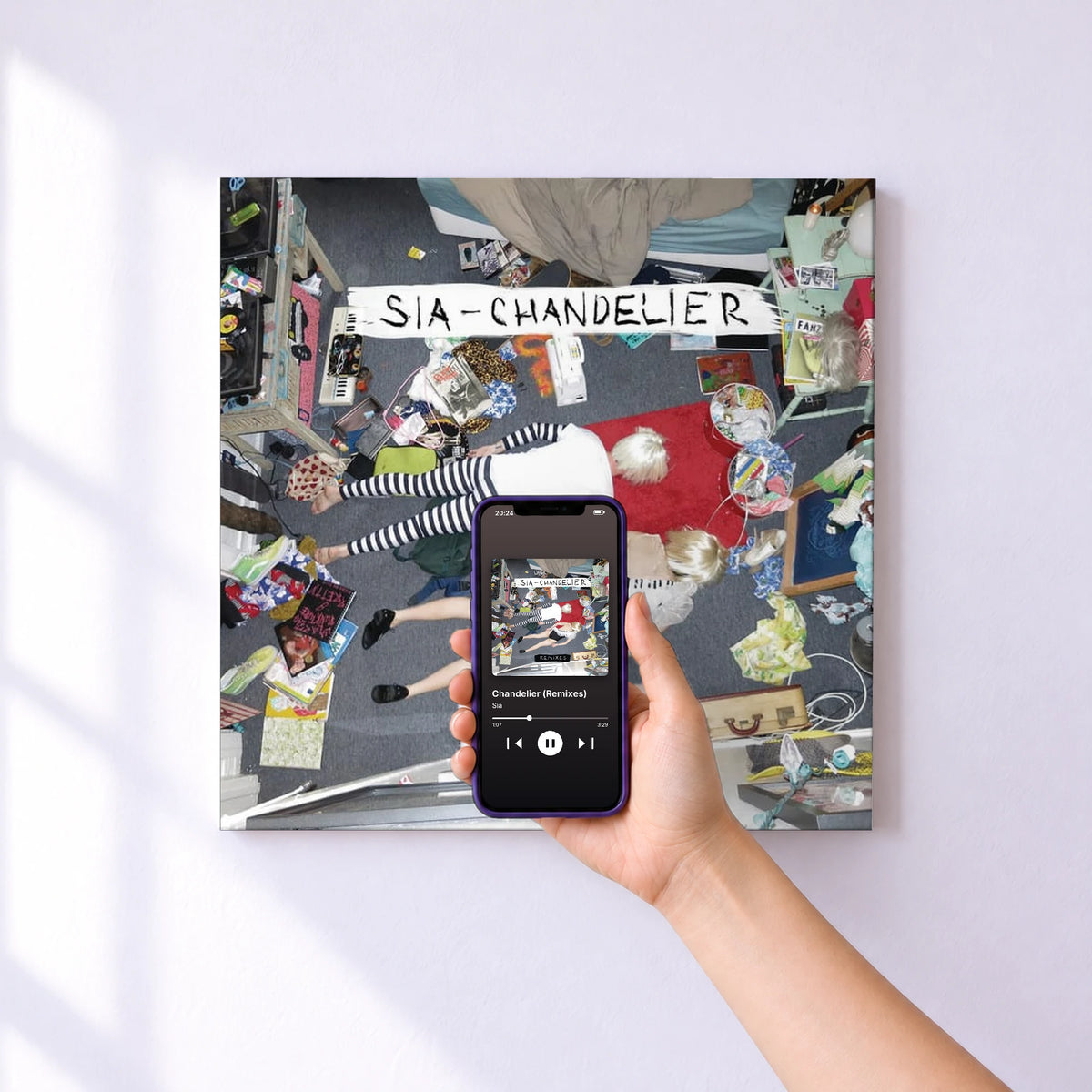 Affiche connectée Chandelier (Remixes) de Sia au mur : l'album se lance en approchant le téléphone