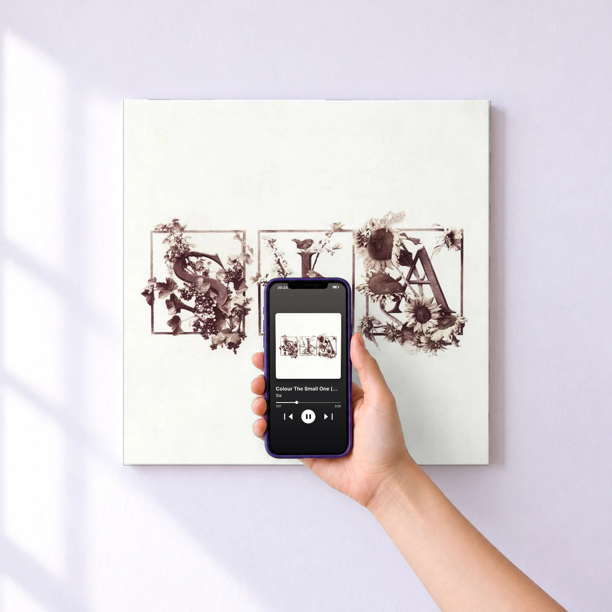 Affiche connectée Colour The Small One (Deluxe Edition) de Sia au mur : l'album se lance en approchant le téléphone