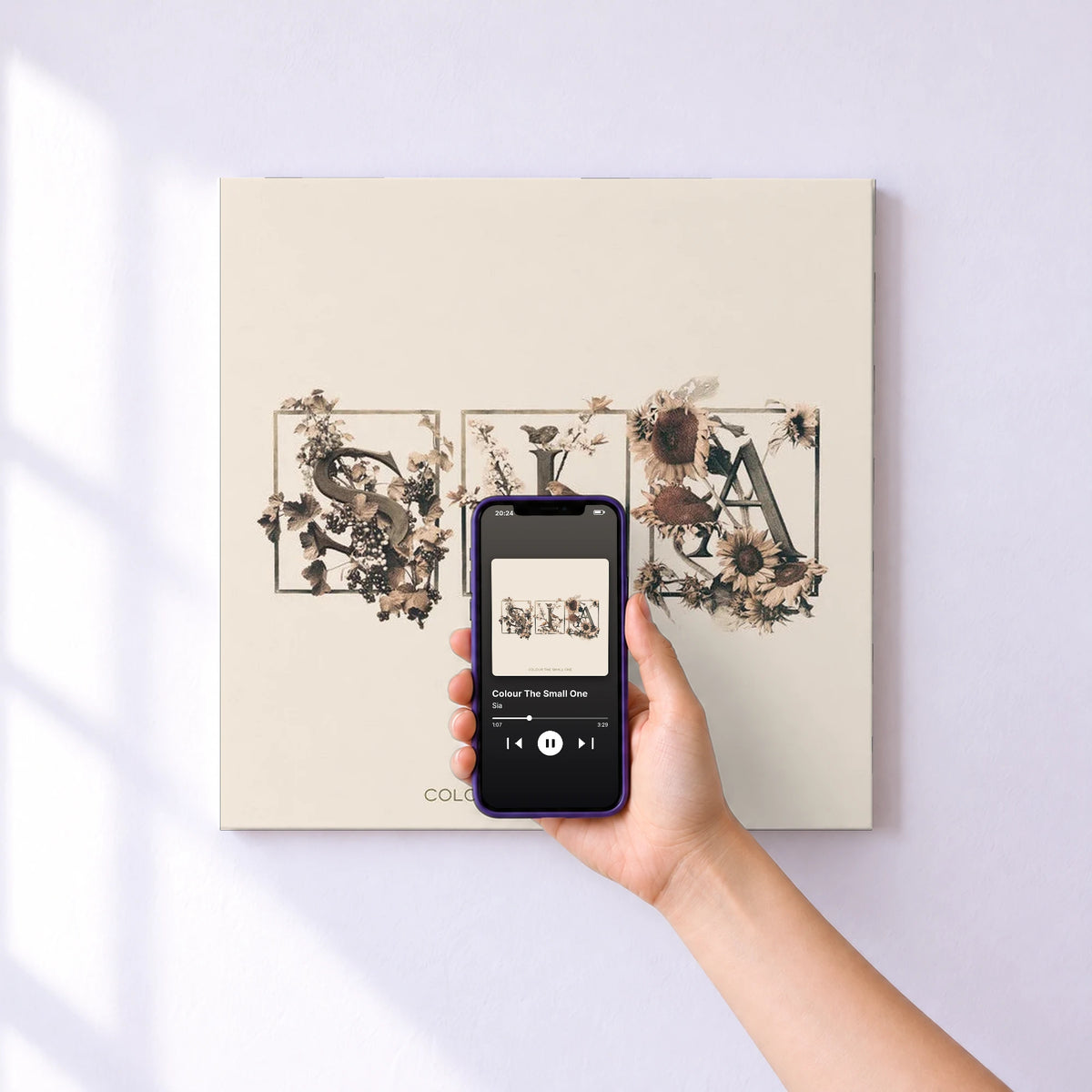 Affiche connectée Colour The Small One de Sia au mur : l'album se lance en approchant le téléphone