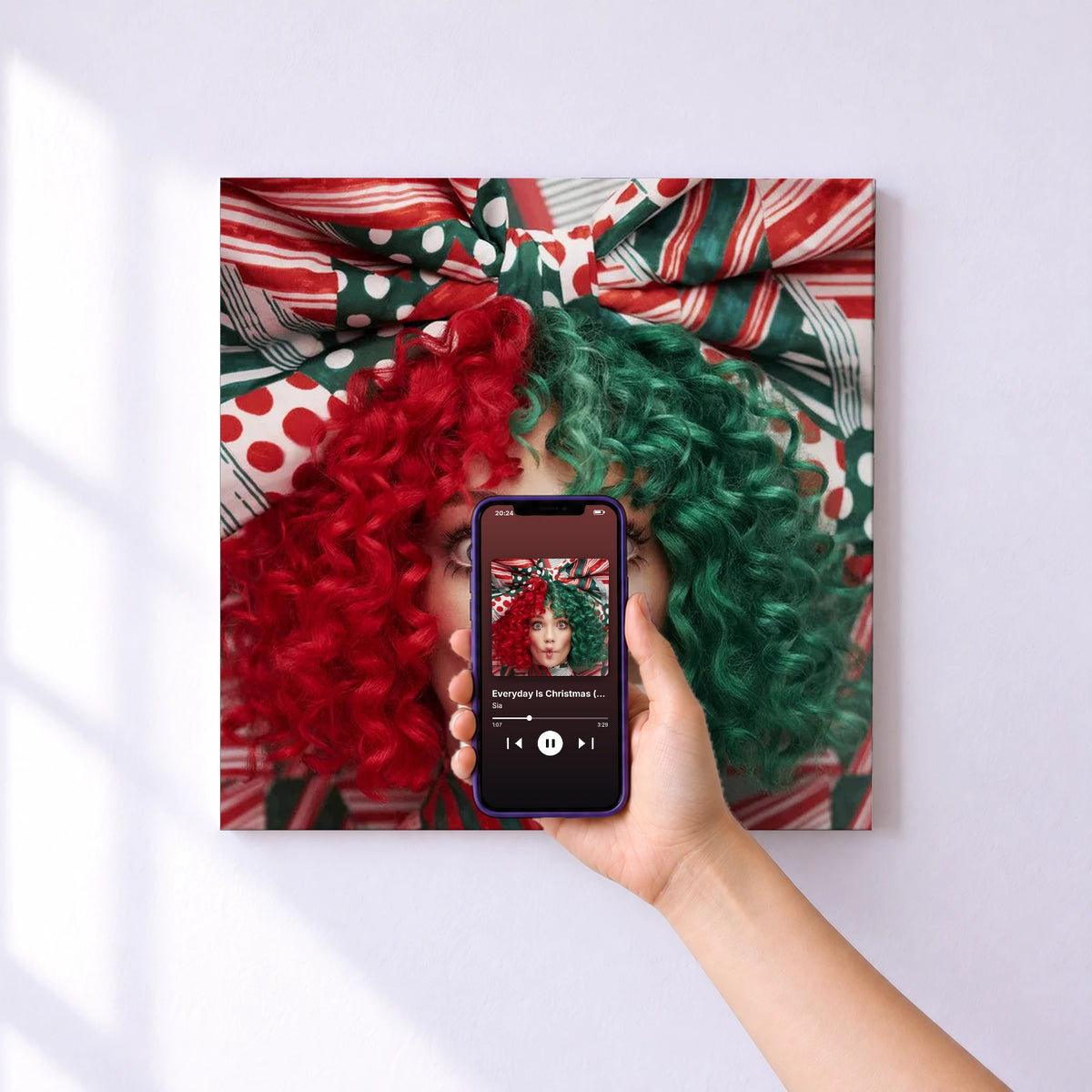 Affiche connectée Everyday Is Christmas (Deluxe Edition) de Sia au mur : l'album se lance en approchant le téléphone
