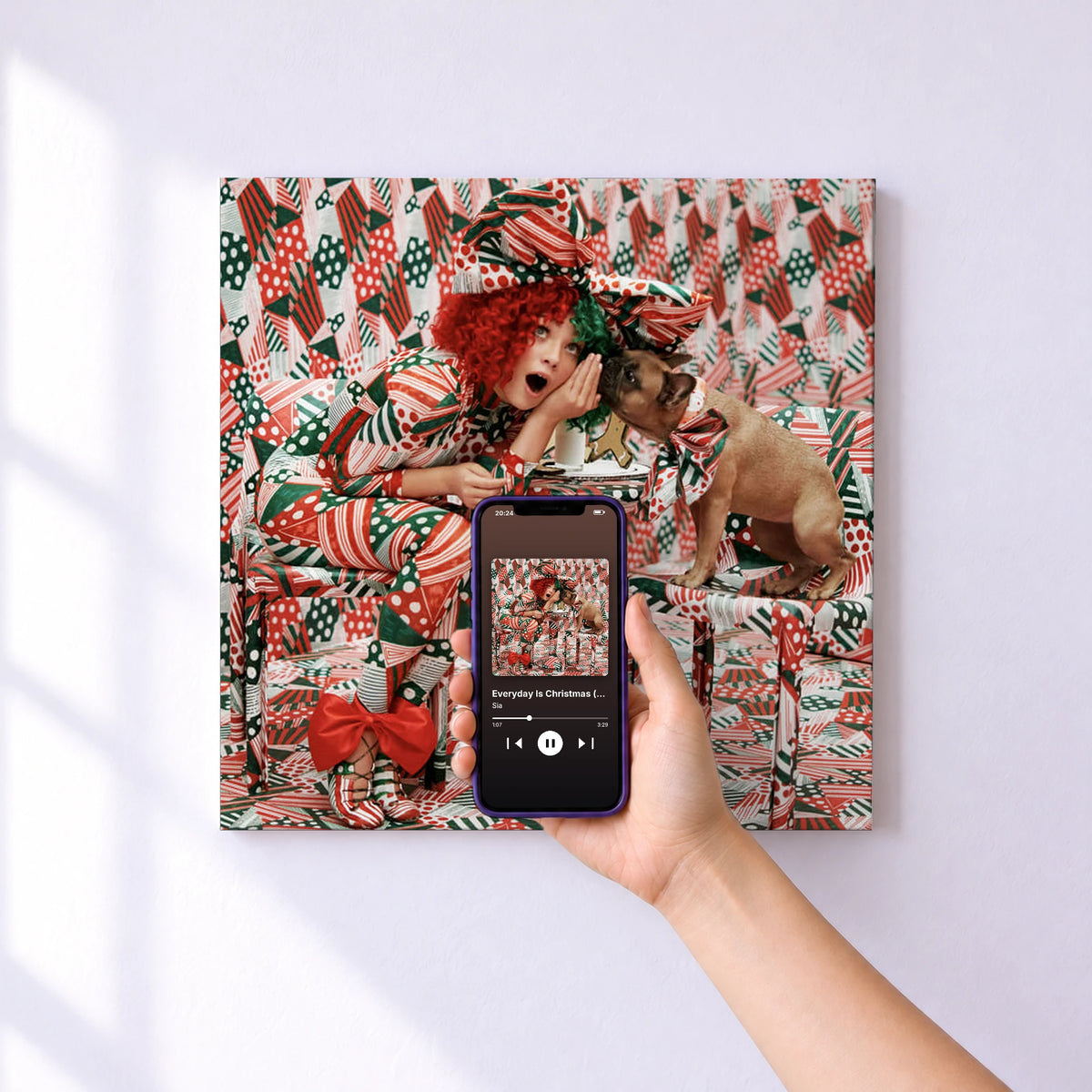 Affiche connectée Everyday Is Christmas (Snowman Deluxe Edition) de Sia au mur : l'album se lance en approchant le téléphone