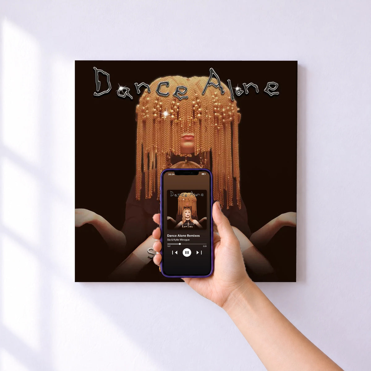 Affiche connectée Dance Alone Remixes de Sia & Kylie Minogue au mur : l'album se lance en approchant le téléphone
