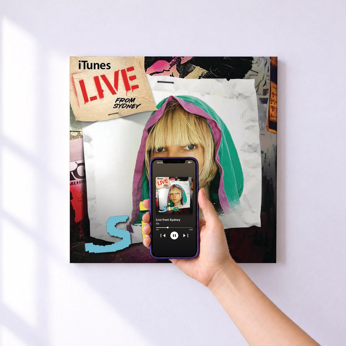 Affiche connectée Live from Sydney de Sia au mur : l'album se lance en approchant le téléphone