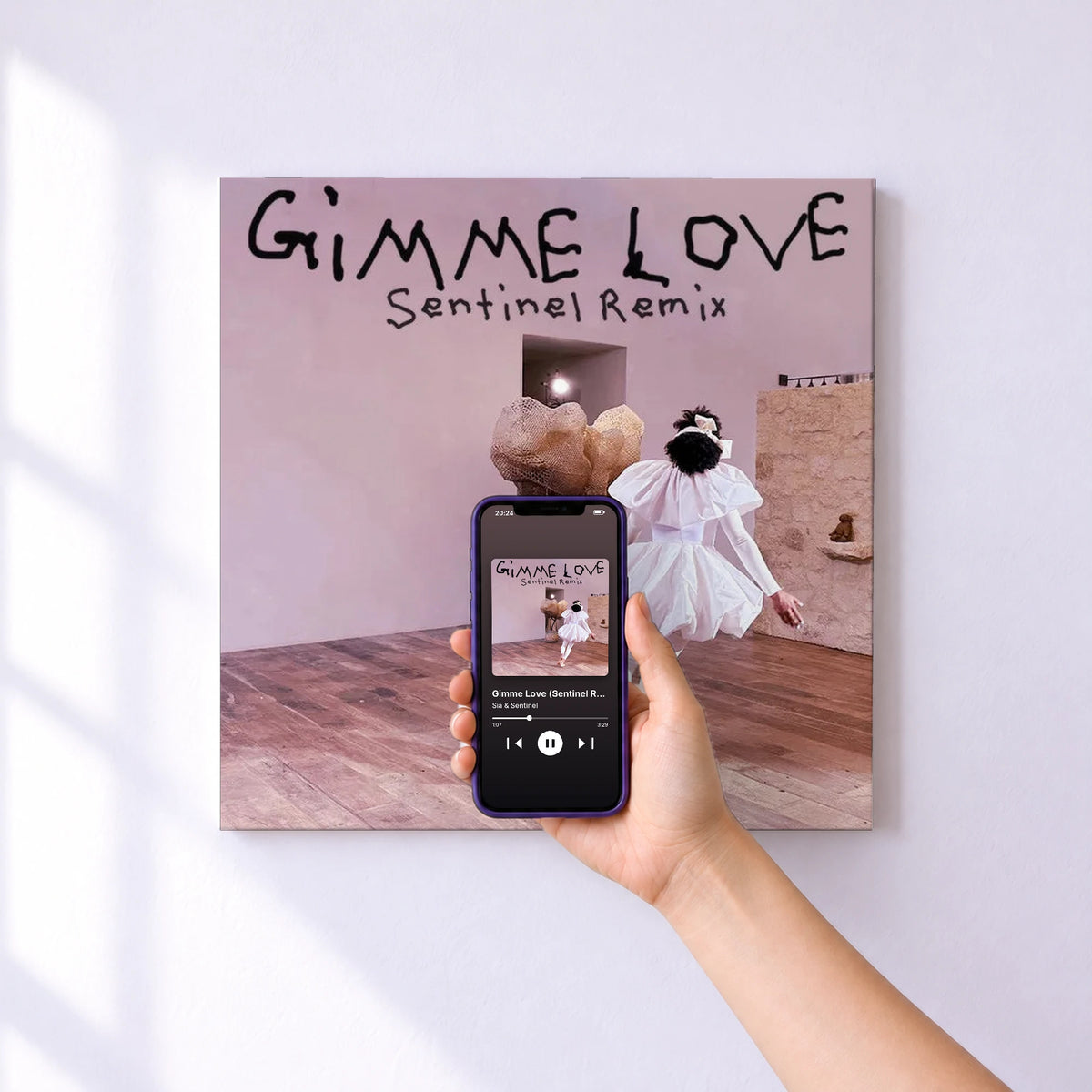 Affiche connectée Gimme Love (Sentinel Remix) de Sia & Sentinel au mur : l'album se lance en approchant le téléphone