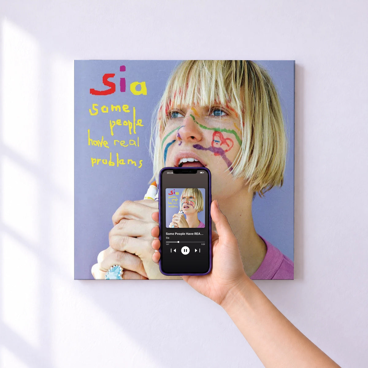 Affiche connectée Some People Have REAL Problems de Sia au mur : l'album se lance en approchant le téléphone