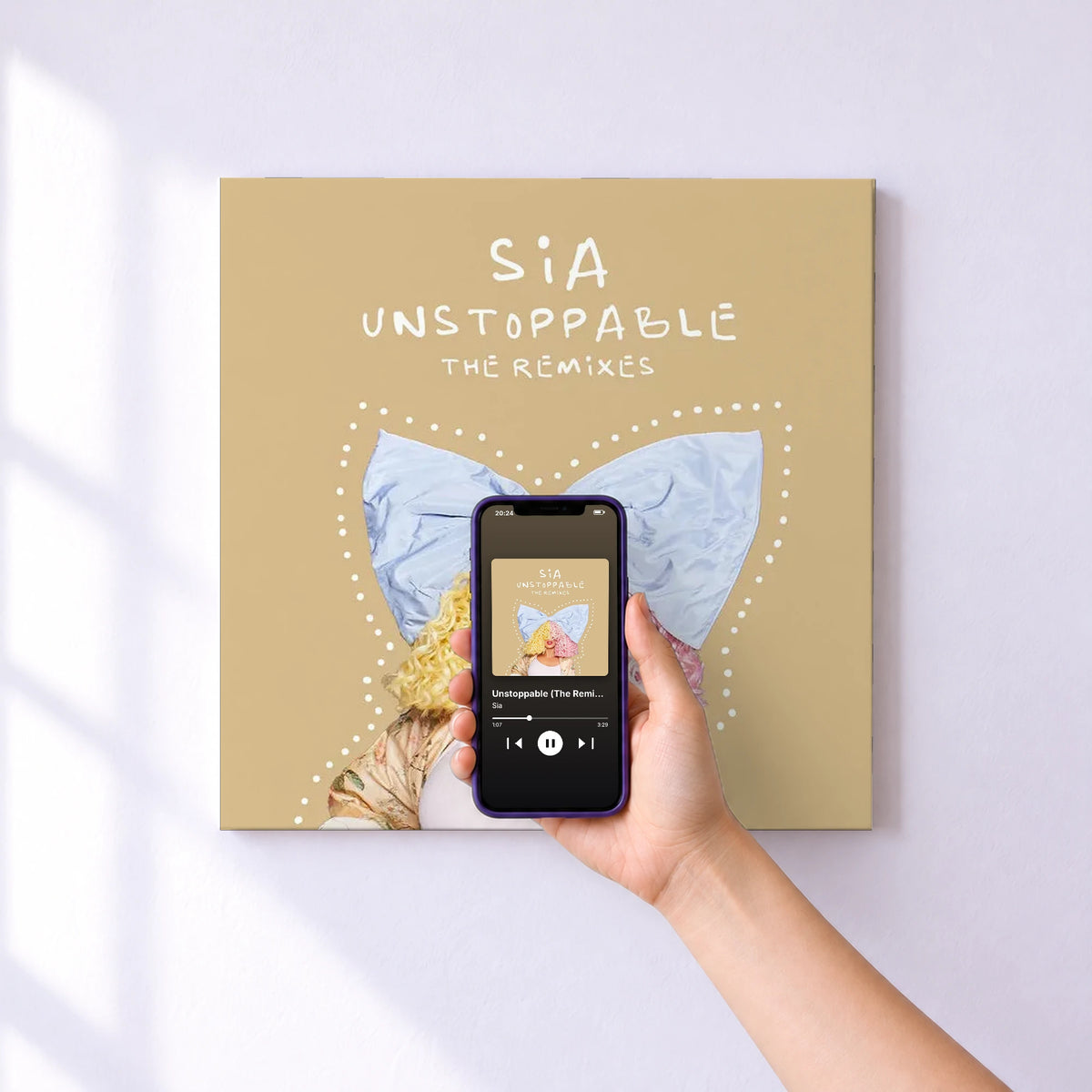 Affiche connectée Unstoppable (The Remixes) de Sia au mur : l'album se lance en approchant le téléphone