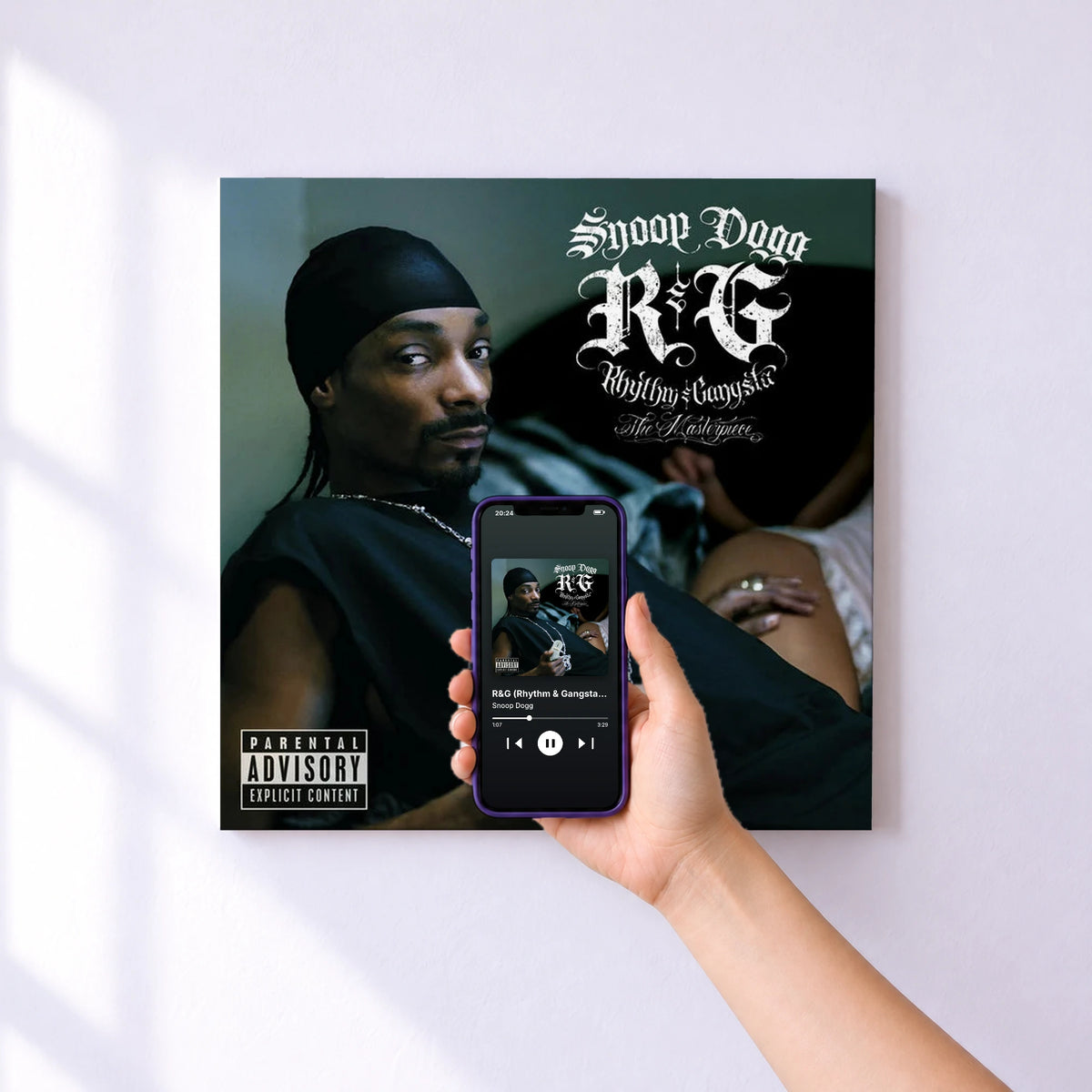 Affiche connectée R&G (Rhythm & Gangsta): The Masterpiece de Snoop Dogg au mur : l'album se lance en approchant le téléphone