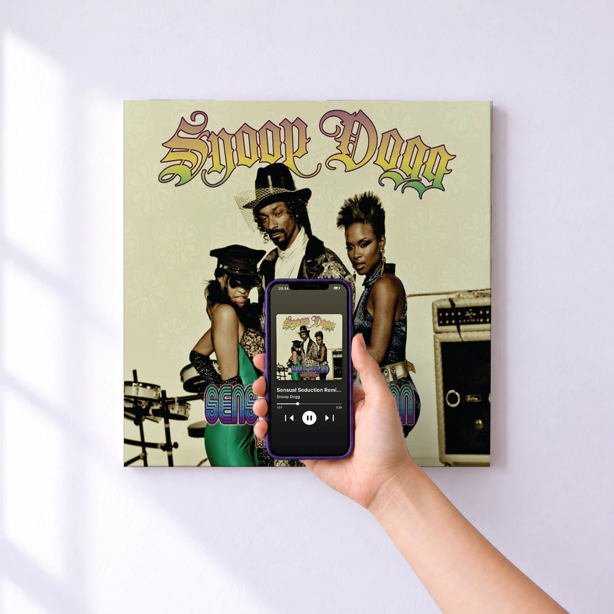 Affiche connectée Sensual Seduction Remixes de Snoop Dogg au mur : l'album se lance en approchant le téléphone