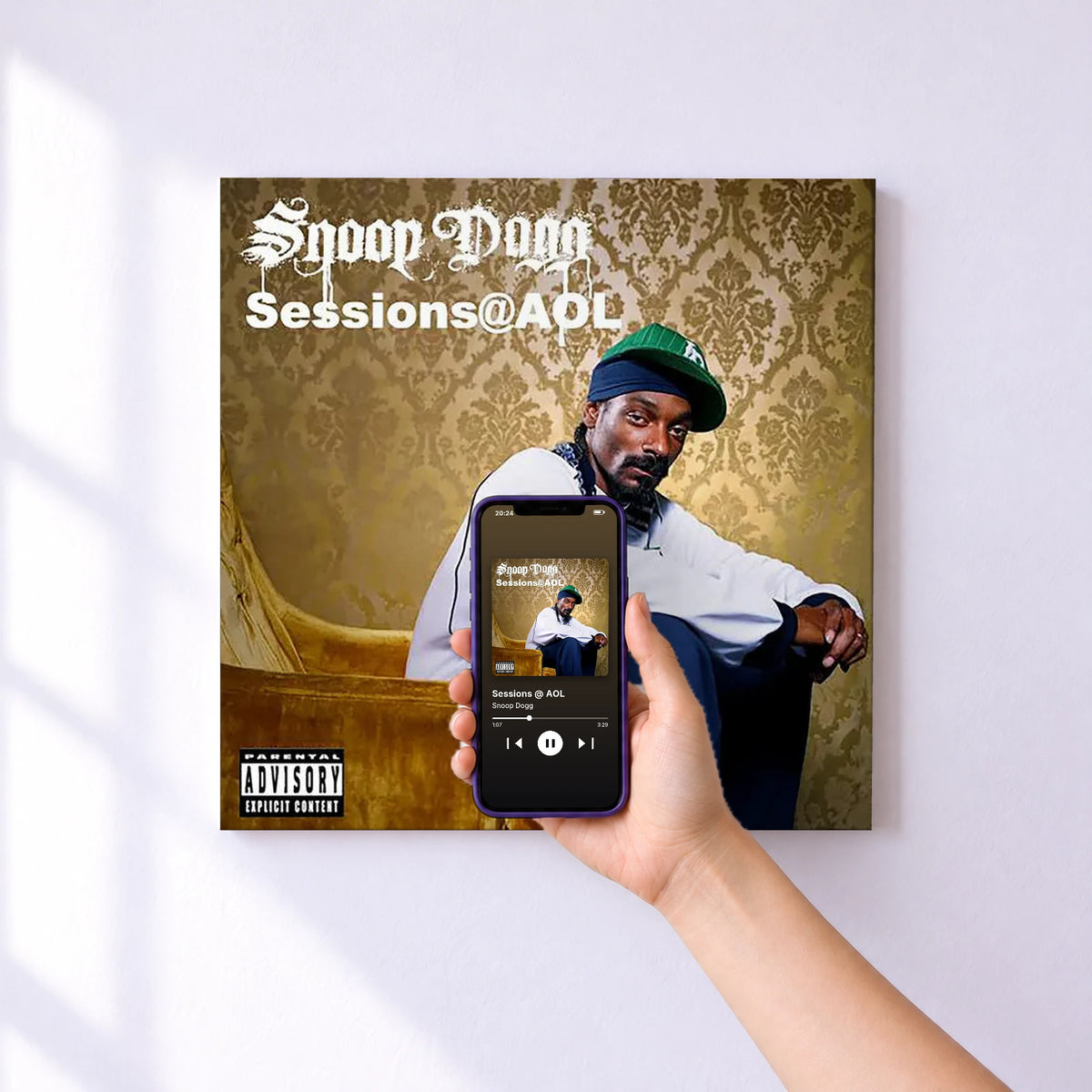 Affiche connectée Sessions @ AOL de Snoop Dogg au mur : l'album se lance en approchant le téléphone
