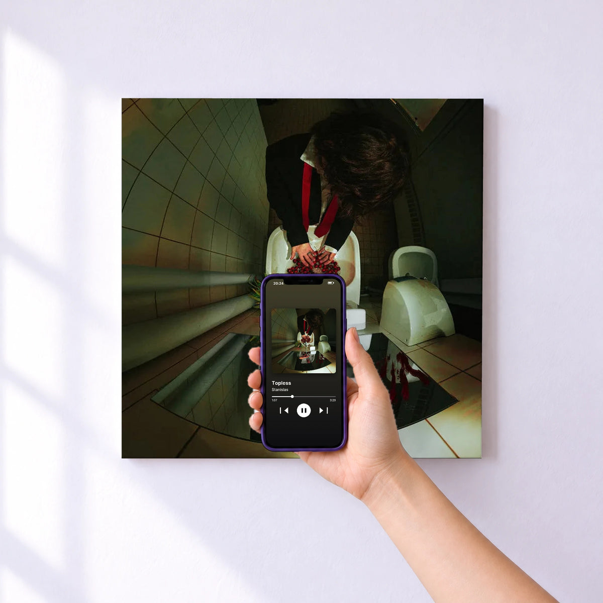 Affiche connectée Topless de Stanislas au mur : l'album se lance en approchant le téléphone