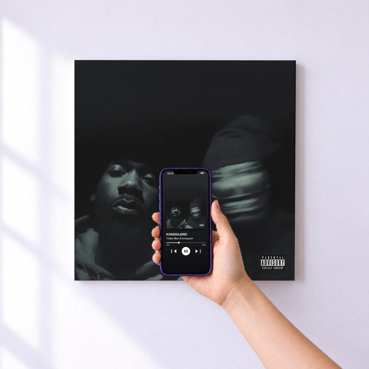 Affiche connectée KONSIGLIERE! de Tedax Max & Ismayyyel au mur : l'album se lance en approchant le téléphone