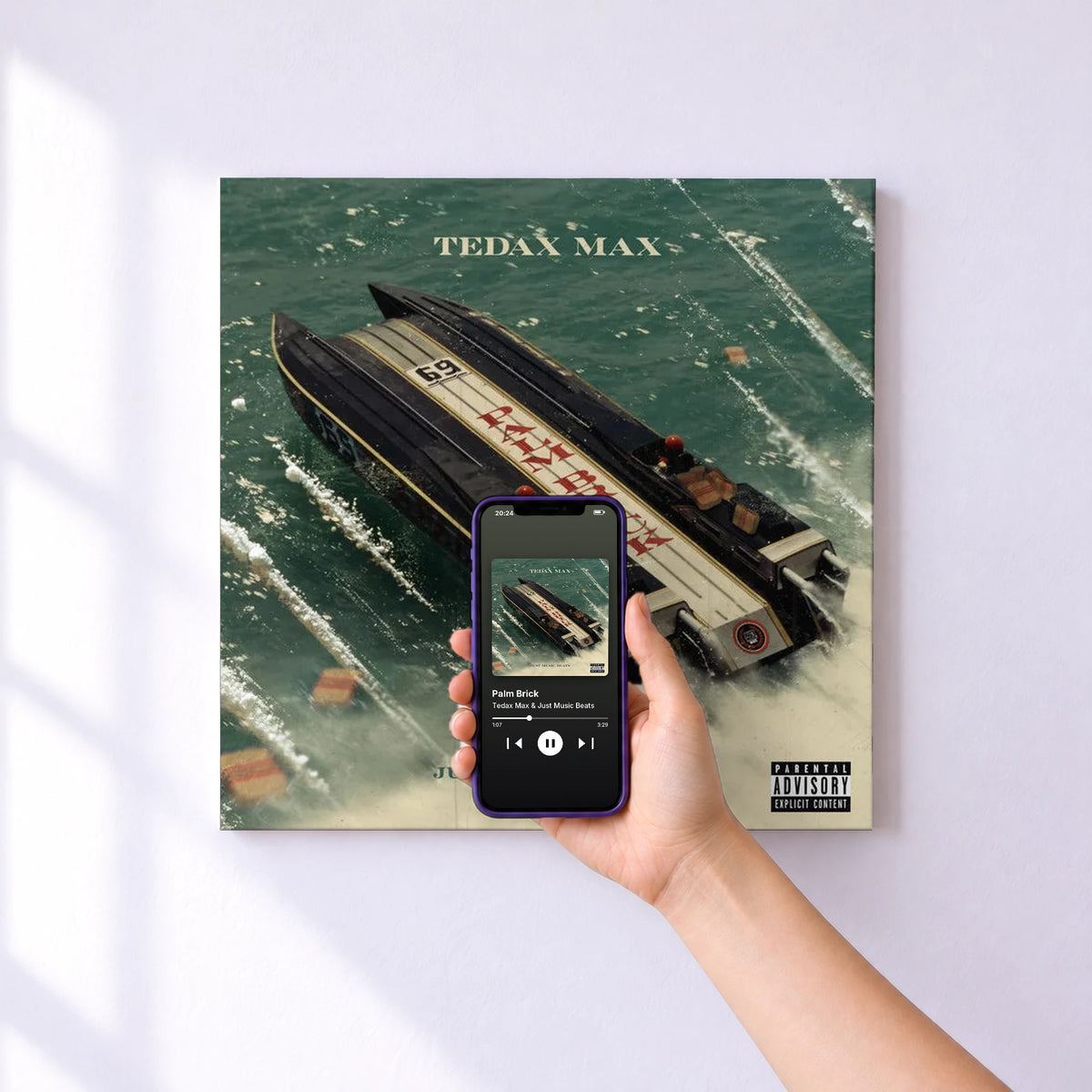 Affiche connectée Palm Brick de Tedax Max & Just Music Beats au mur : l'album se lance en approchant le téléphone