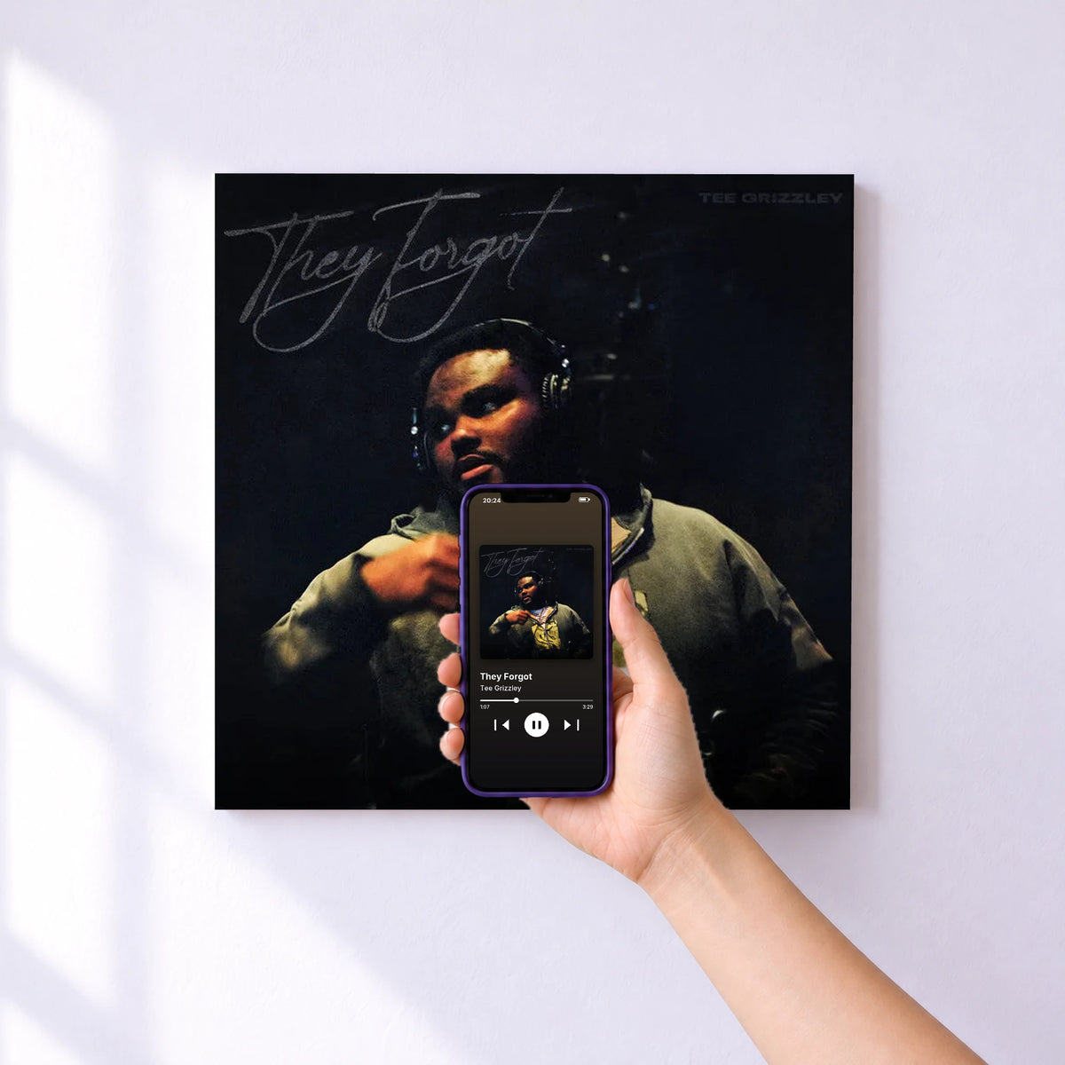 Affiche connectée They Forgot de Tee Grizzley au mur : l'album se lance en approchant le téléphone