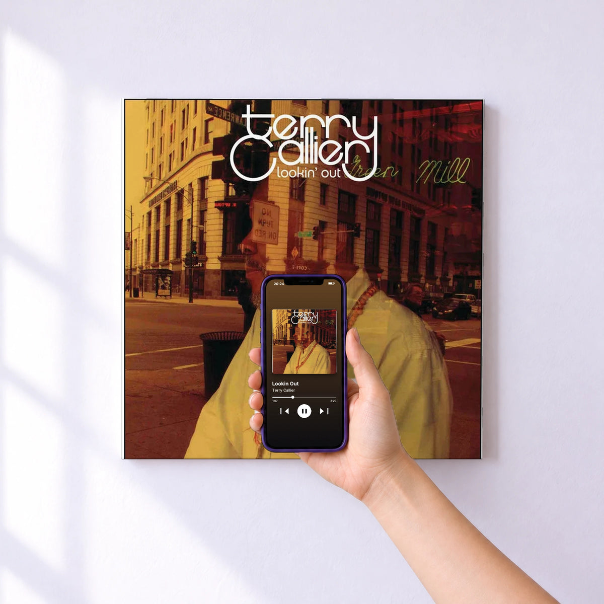 Affiche connectée Lookin Out de Terry Callier au mur : l'album se lance en approchant le téléphone
