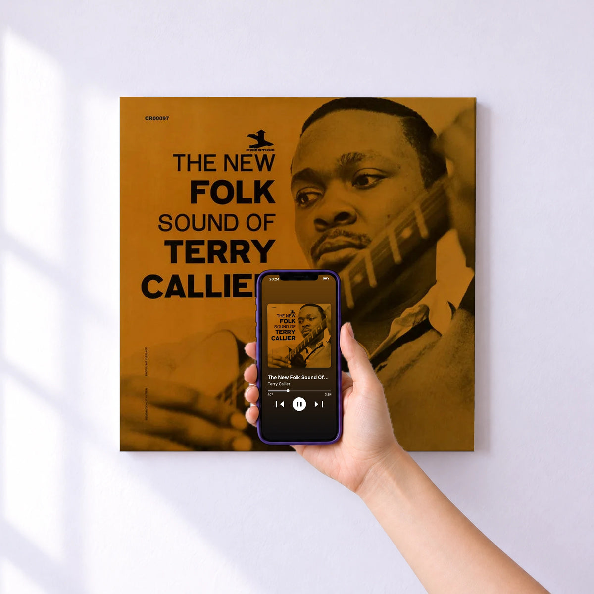 Affiche connectée The New Folk Sound Of Terry Callier (Remastered 2025) de Terry Callier au mur : l'album se lance en approchant le téléphone