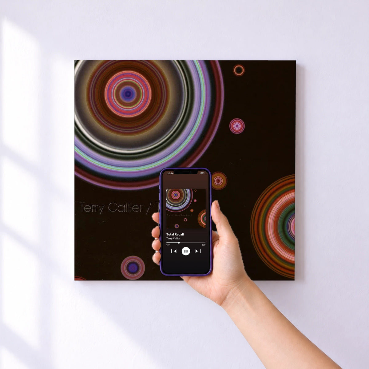 Affiche connectée Total Recall de Terry Callier au mur : l'album se lance en approchant le téléphone