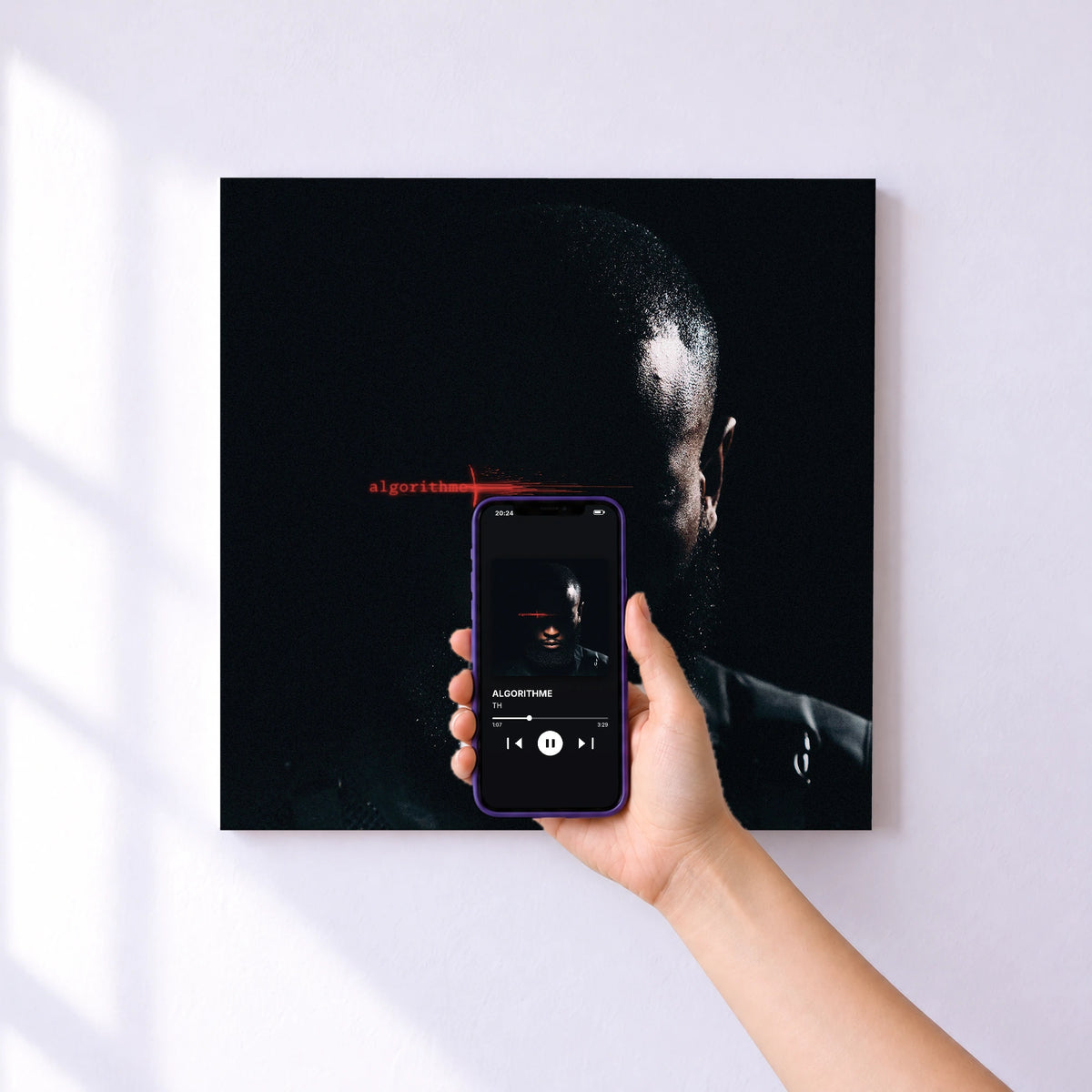 Affiche connectée ALGORITHME de TH au mur : l'album se lance en approchant le téléphone