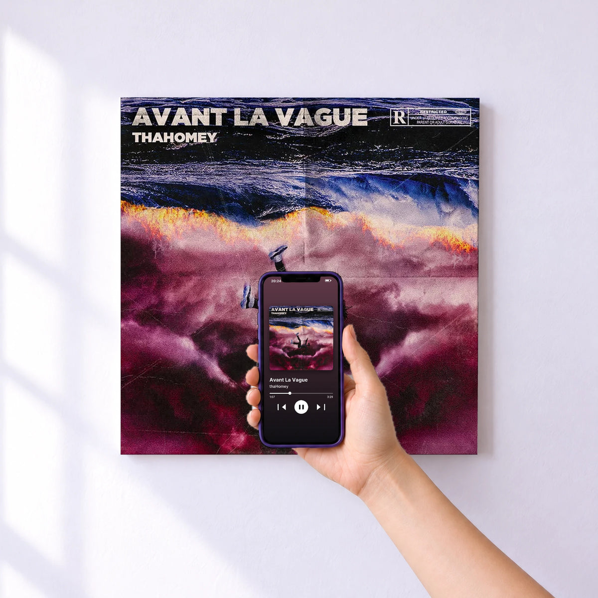 Affiche connectée Avant La Vague de thaHomey au mur : l'album se lance en approchant le téléphone