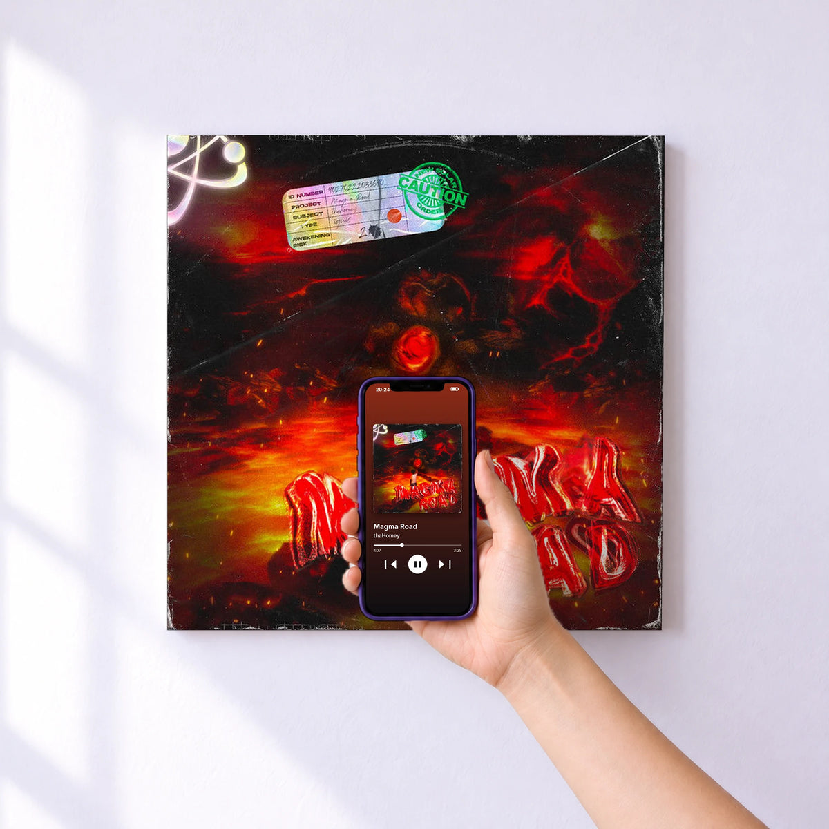 Affiche connectée Magma Road de thaHomey au mur : l'album se lance en approchant le téléphone